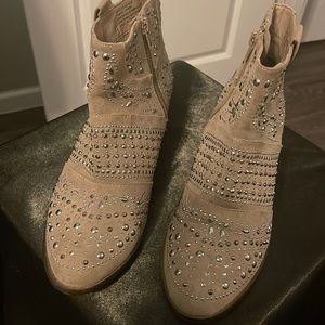 Yellow box tan 8 1/2 booties. Good condition.